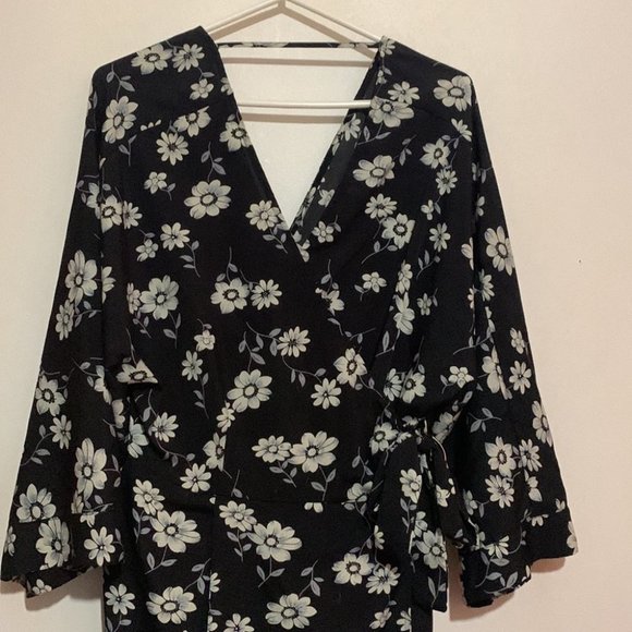 𝅺LIBERTY Floral wrap dress bell sleeves - Picture 5 of 6